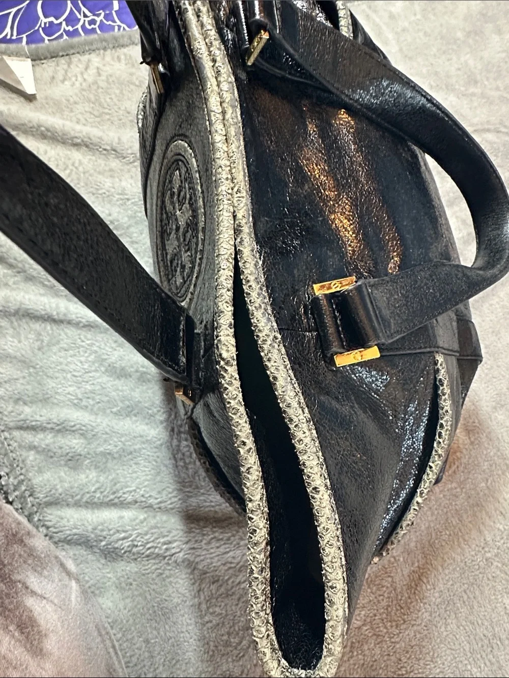 Very PRE LOVED Tory Burch Black Patent Leather Tote w/Contrast Trim 🖤🩶🖤